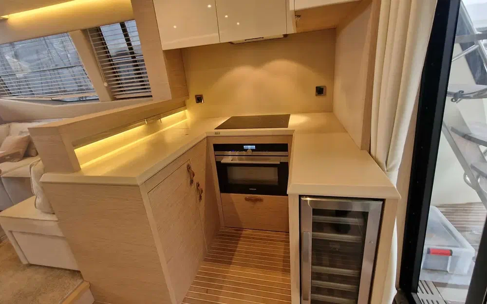 slider 7 Beneteau Monte Carlo 6