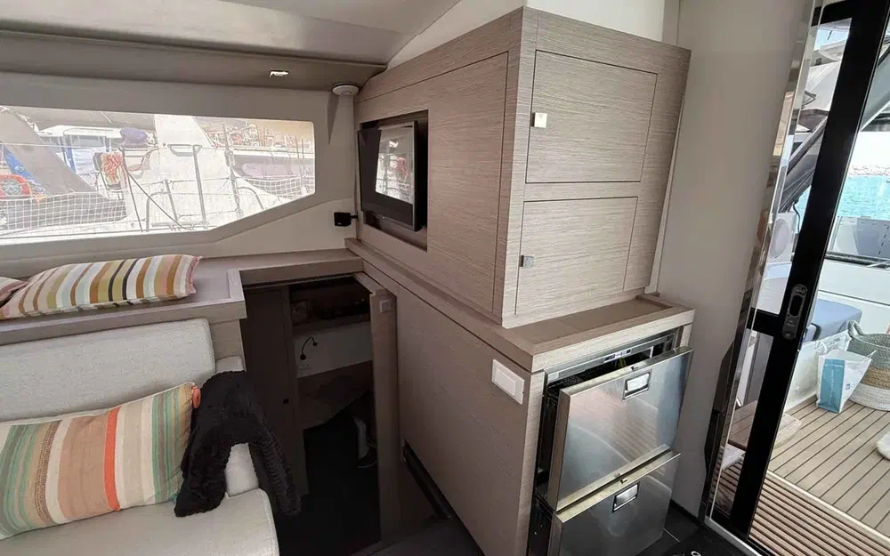 slider 29 Fountaine Pajot Astrea 42