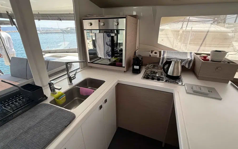 slider 30 Fountaine Pajot Astrea 42