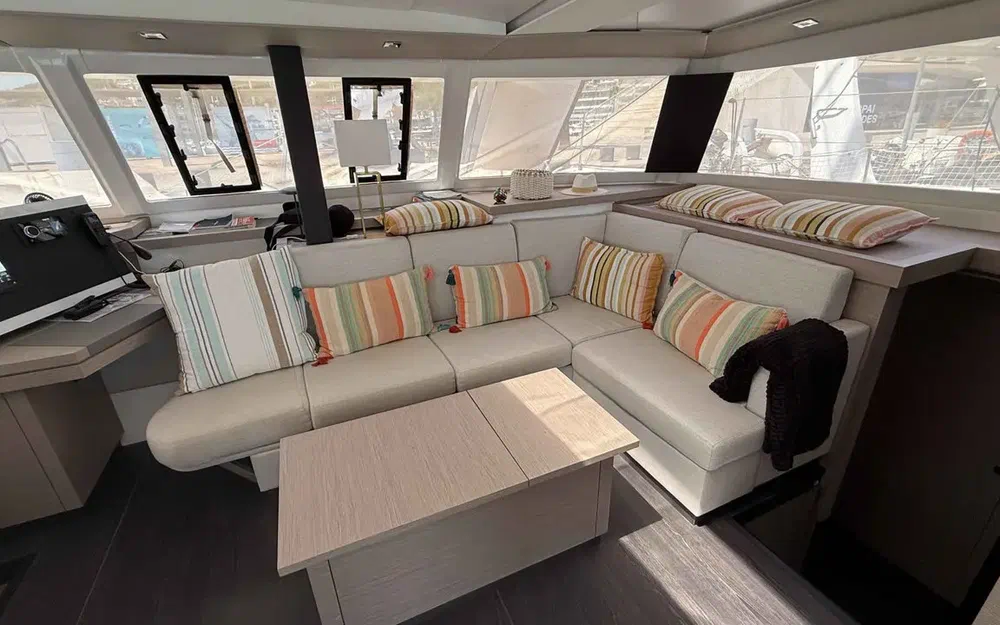 slider 31 Fountaine Pajot Astrea 42