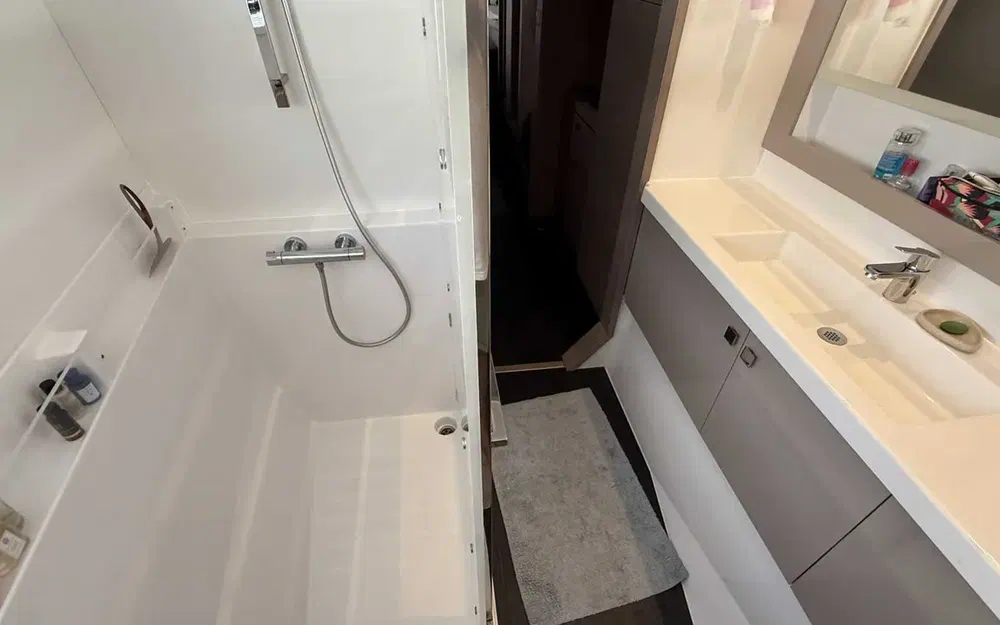 slider 33 Fountaine Pajot Astrea 42