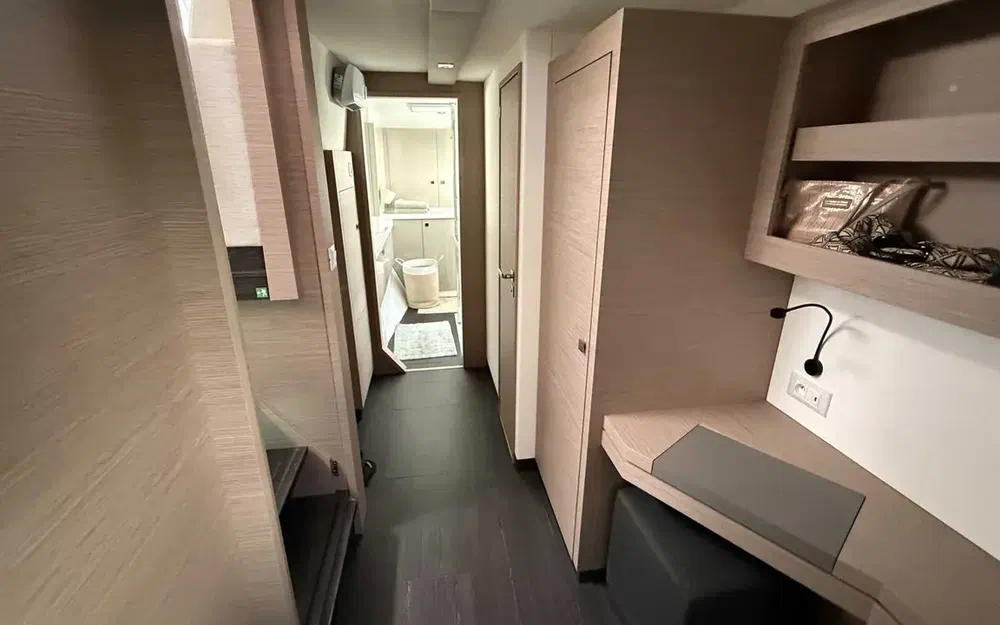 slider 34 Fountaine Pajot Astrea 42