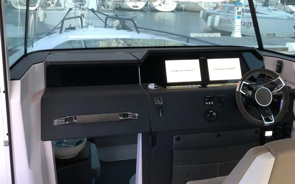 slider 12 Axopar  37 XC Cross Cabin