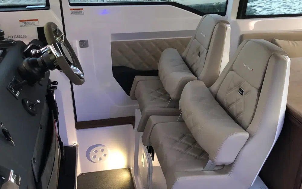 slider 14 Axopar  37 XC Cross Cabin