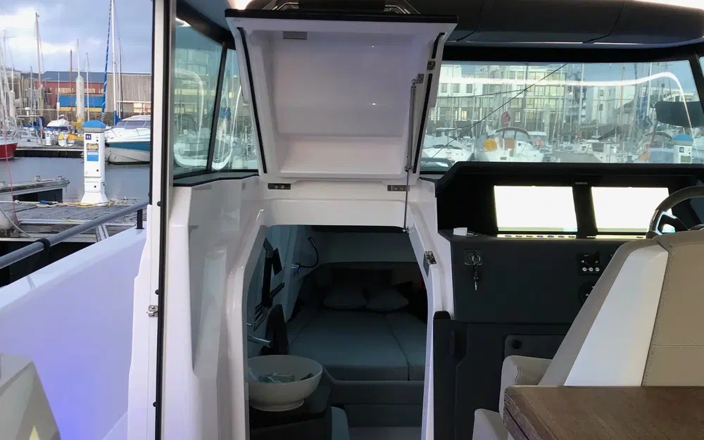 slider 15 Axopar  37 XC Cross Cabin