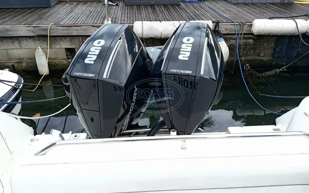 slider 4 Boston Whaler 28 Outrage