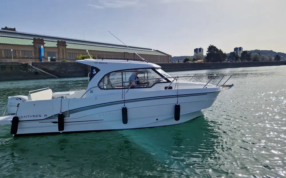 slider 1 Beneteau Antares 8 OB V2