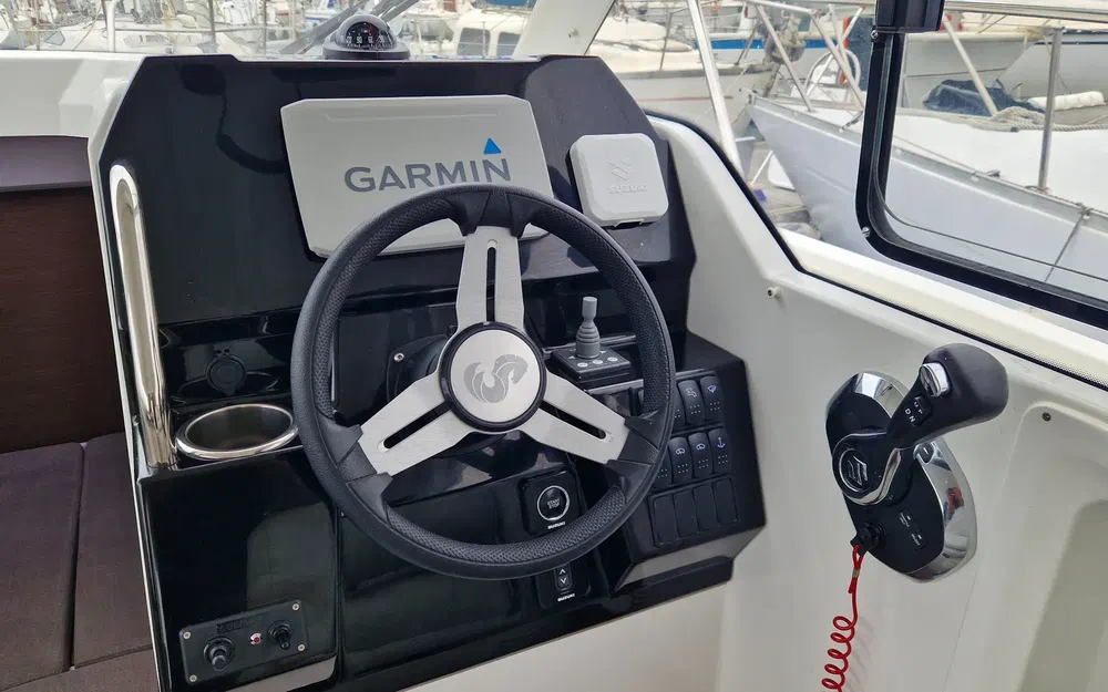 slider 10 Beneteau Antares 8 OB V2