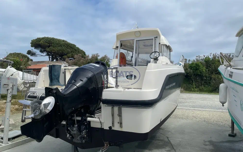 slider 10 Parker 660 Pilothouse