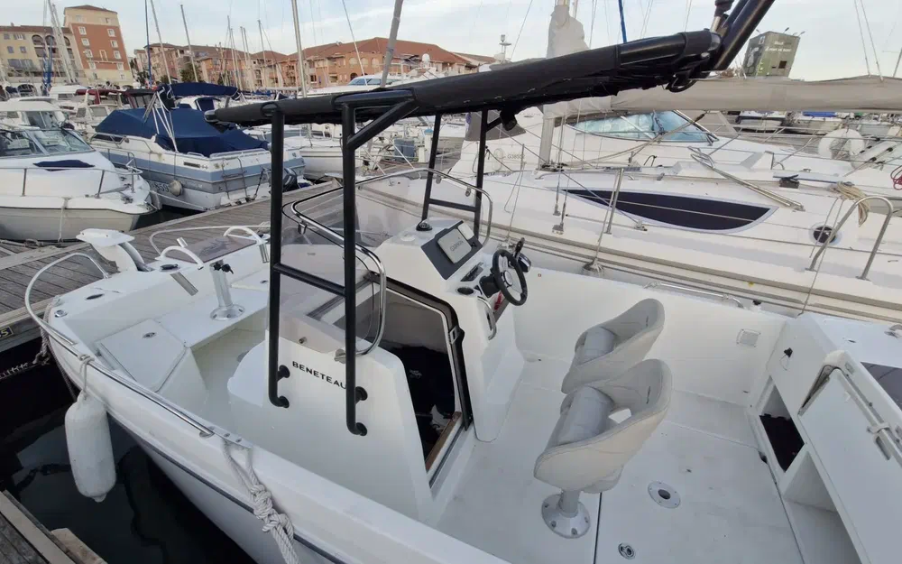 slider 1 Beneteau Flyer 7 SUNdeck