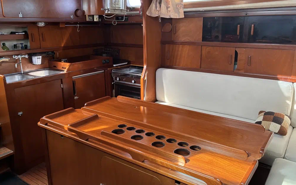 slider 10 Amel Maramu