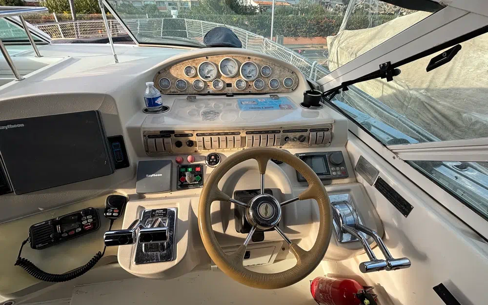 slider 11 Cruisers Yachts  4270 Esprit