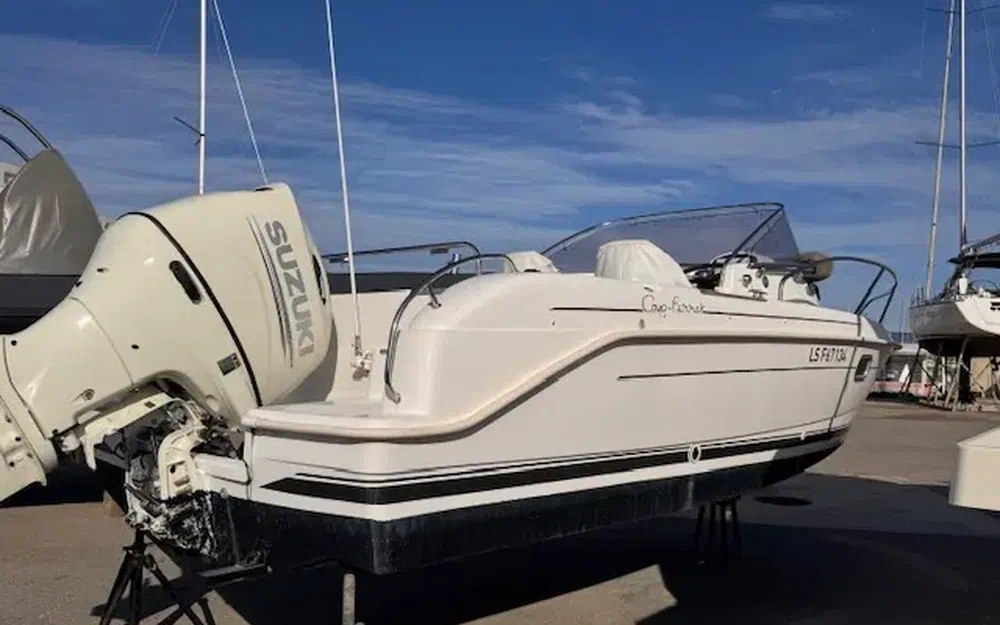 slider 3 B2 Marine Cap Ferret 652Cabin Cruiser