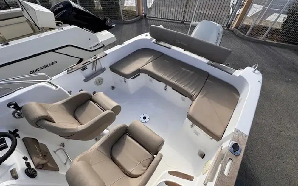 slider 4 B2 Marine Cap Ferret 652Cabin Cruiser