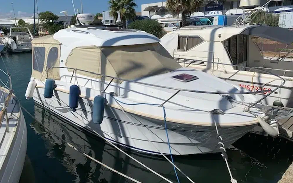 slider 1 Beneteau Antares 8