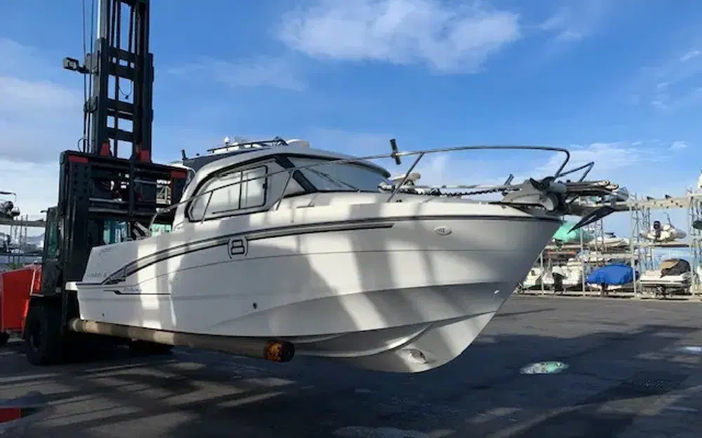 slider 1 Beneteau Antares 8 OB V2