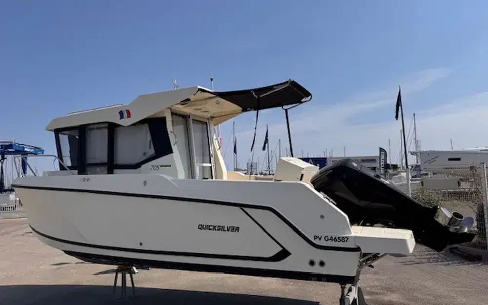 slider 1 Quicksilver Activ 705 Pilothouse