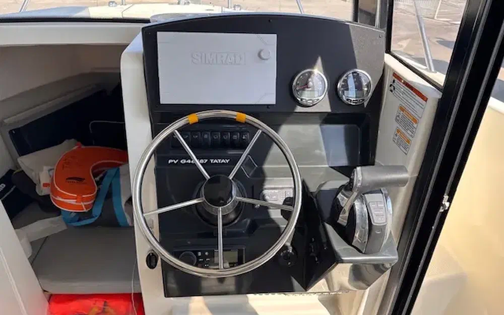 slider 8 Quicksilver Activ 705 Pilothouse