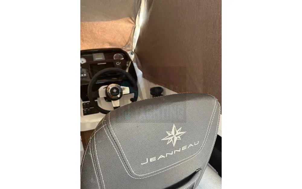 slider 15 Jeanneau Merry Fisher 695