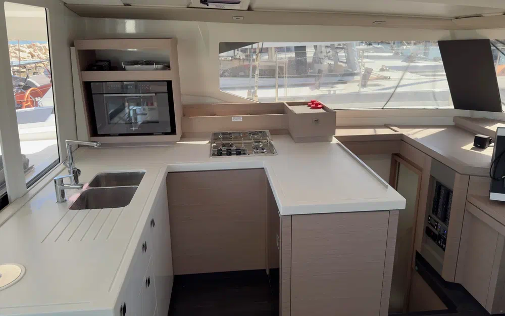 slider 4 Fountaine Pajot Astrea 42