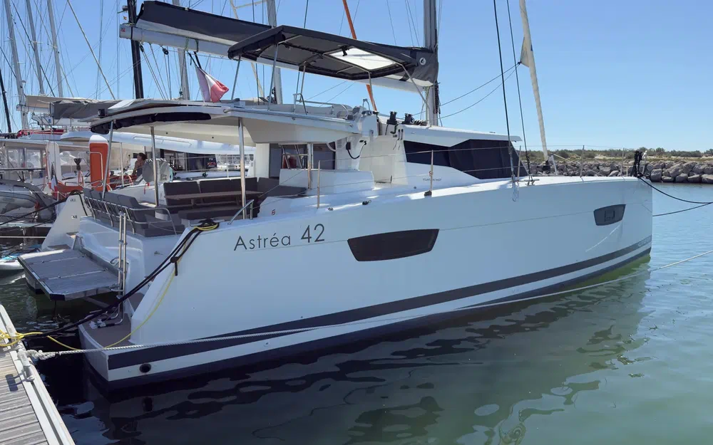 slider 1 Fountaine Pajot Astrea 42