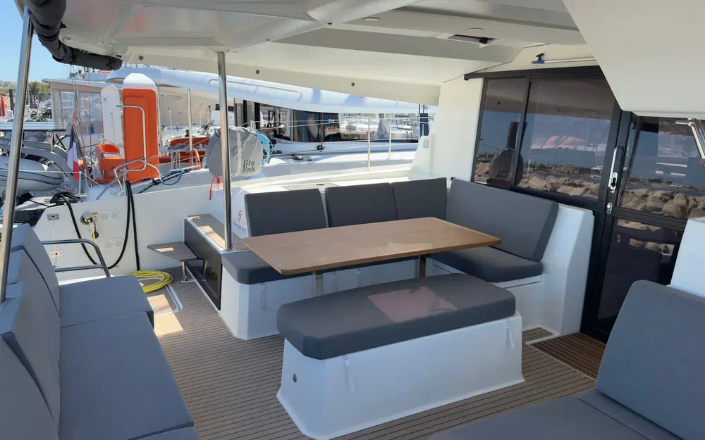 slider 3 Fountaine Pajot Astrea 42