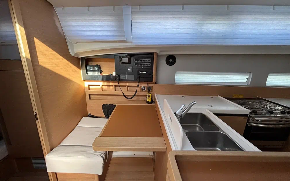 slider 9 Jeanneau Sun Odyssey 410