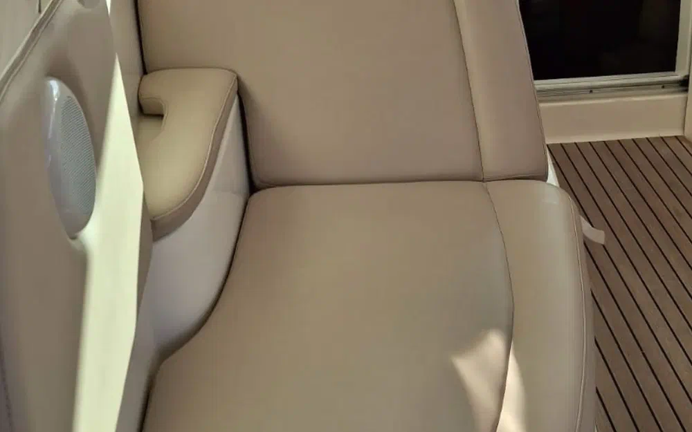 slider 11 Jeanneau Prestige 34Hard Top