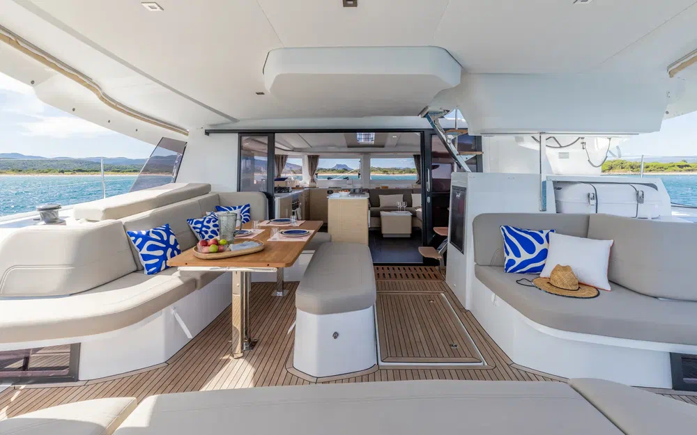 slider 2 Fountaine Pajot FP 44