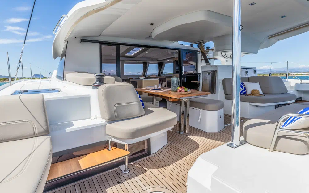 slider 4 Fountaine Pajot FP 44