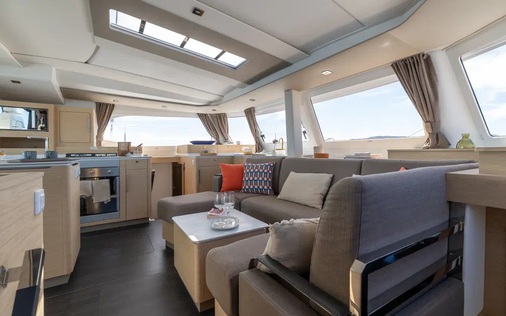 slider 10 Fountaine Pajot FP 44