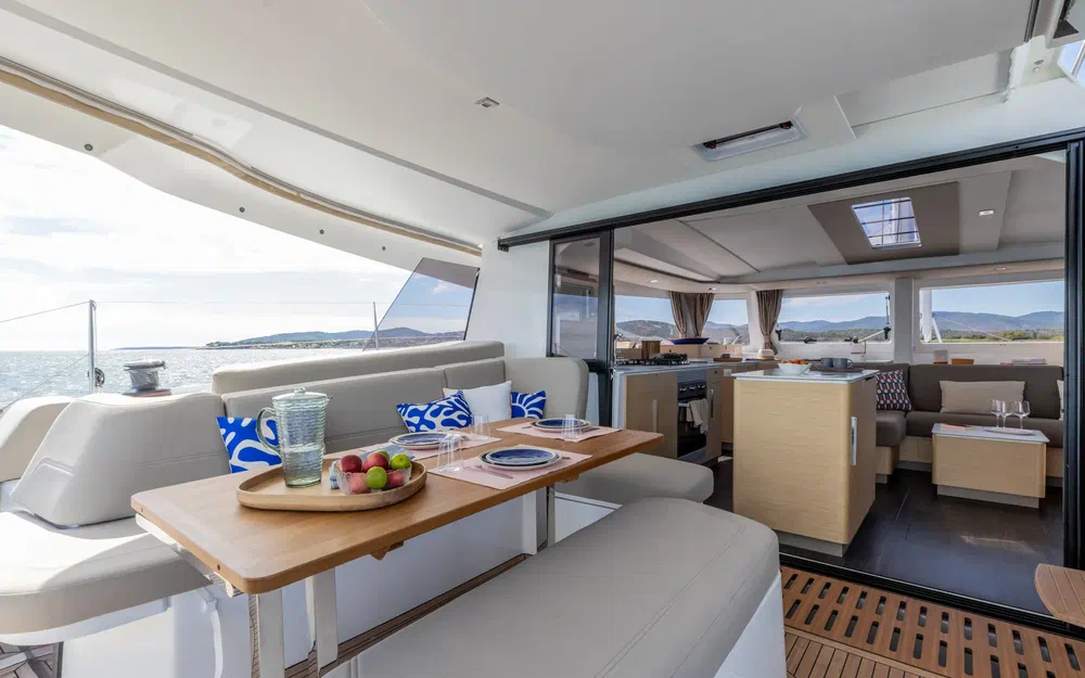slider 3 Fountaine Pajot FP 44
