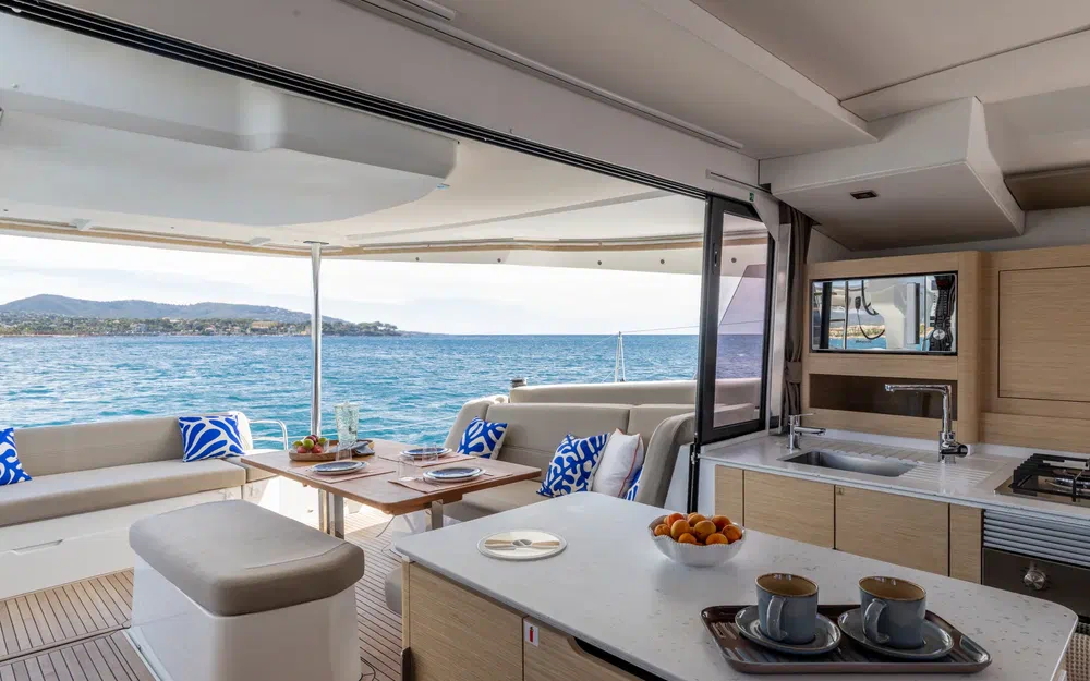 slider 6 Fountaine Pajot FP 44