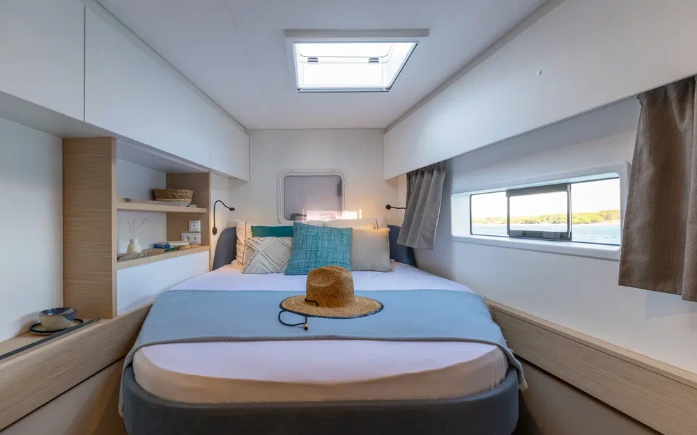 slider 12 Fountaine Pajot FP 44