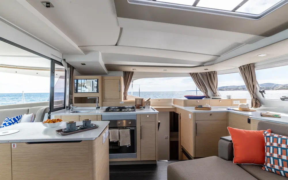 slider 8 Fountaine Pajot FP 44