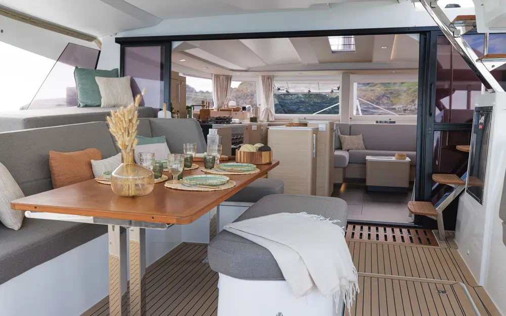slider 12 Fountaine Pajot FP 48