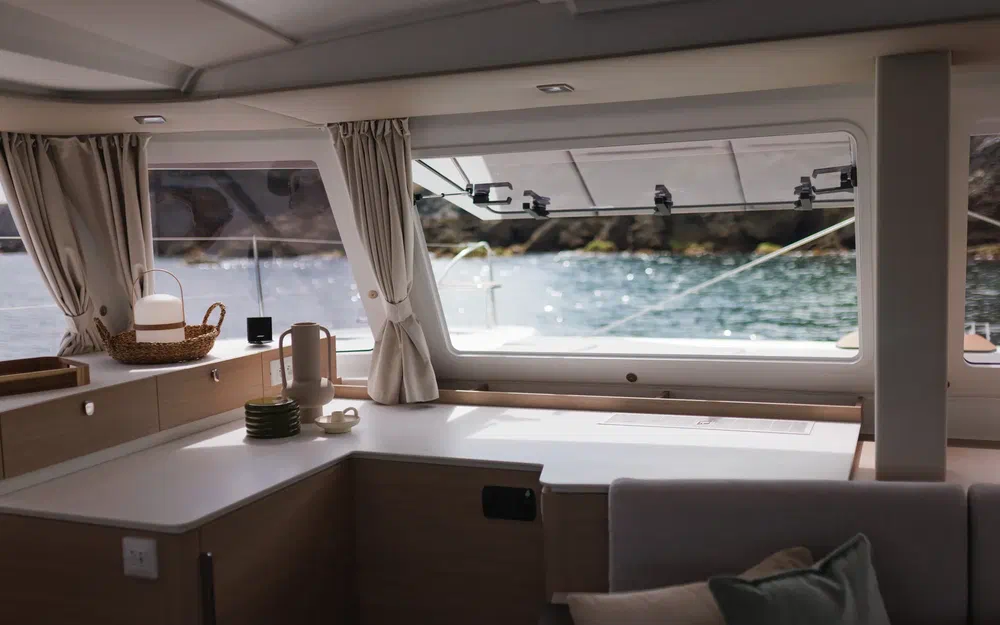slider 16 Fountaine Pajot FP 48