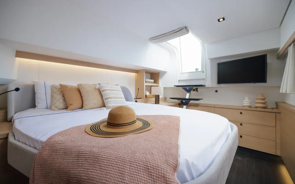 slider 18 Fountaine Pajot FP 48