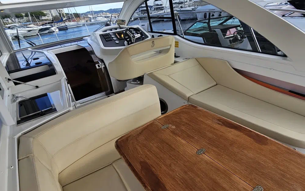 slider 2 Beneteau Flyer Gran Turismo 34