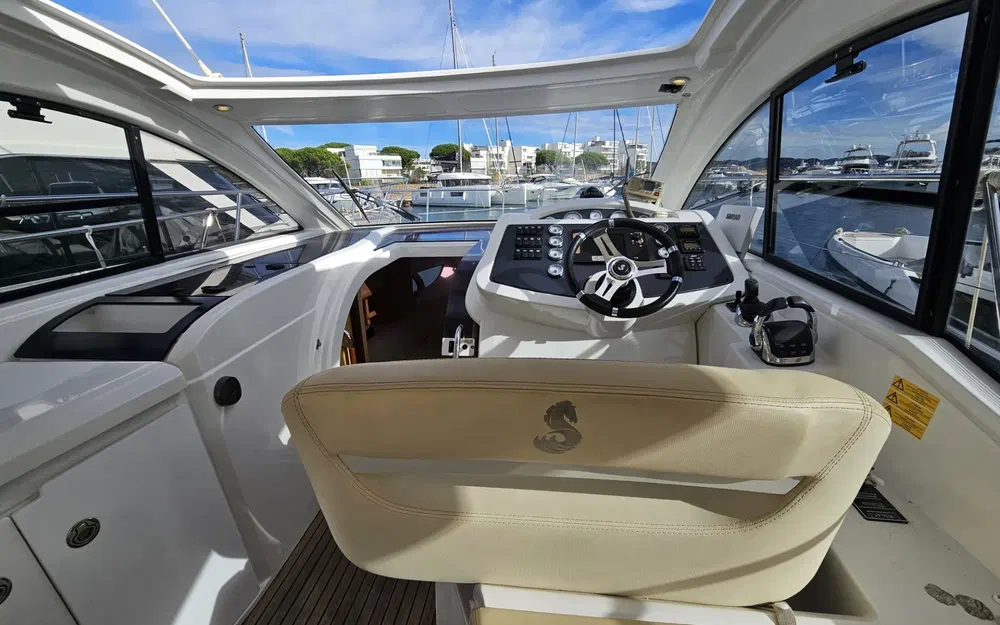 slider 7 Beneteau Flyer Gran Turismo 34