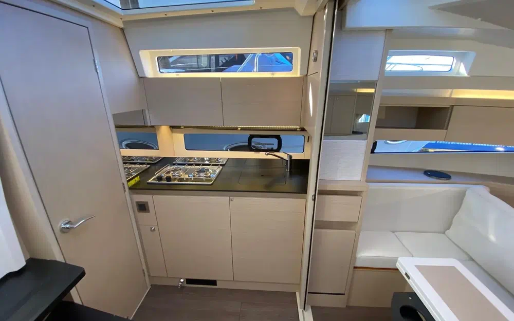 slider 9 Jeanneau Leader 33