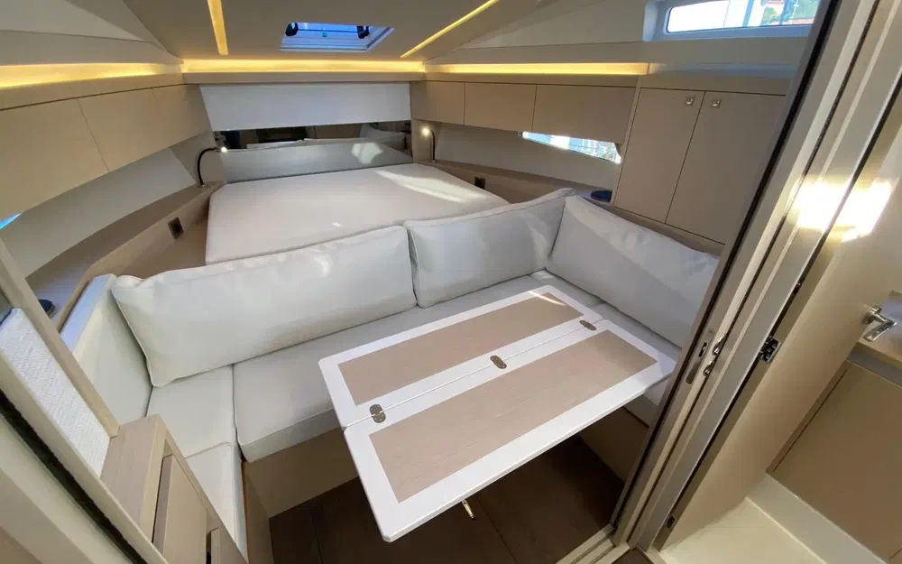 slider 10 Jeanneau Leader 33