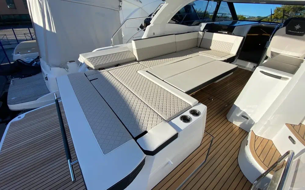 slider 7 Jeanneau Leader 33