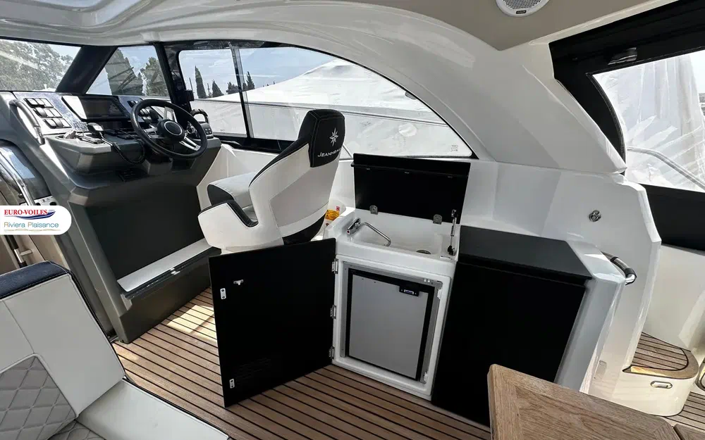 slider 8 Jeanneau Leader 33