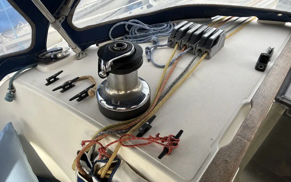 slider 10 Jeanneau Sun Odyssey 37.1