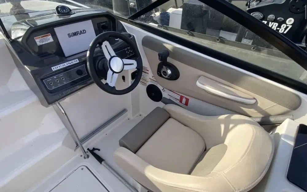 slider 4 Bayliner VR6 Cuddy