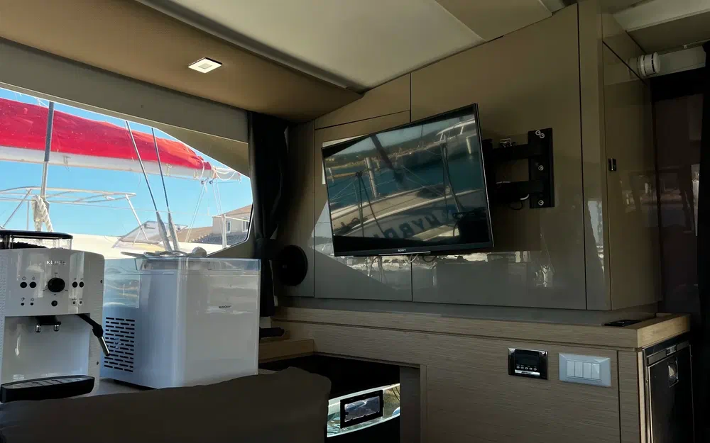 slider 7 Fountaine Pajot Lucia 40