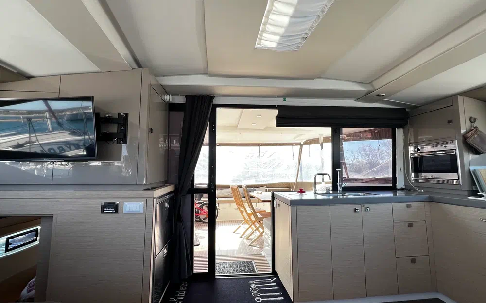 slider 6 Fountaine Pajot Lucia 40