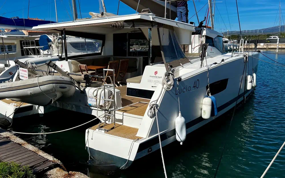 slider 1 Fountaine Pajot Lucia 40