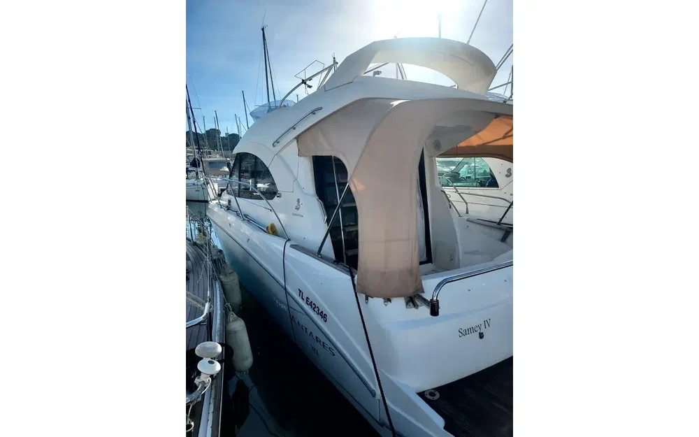 slider 1 Beneteau Antares 30 Fly